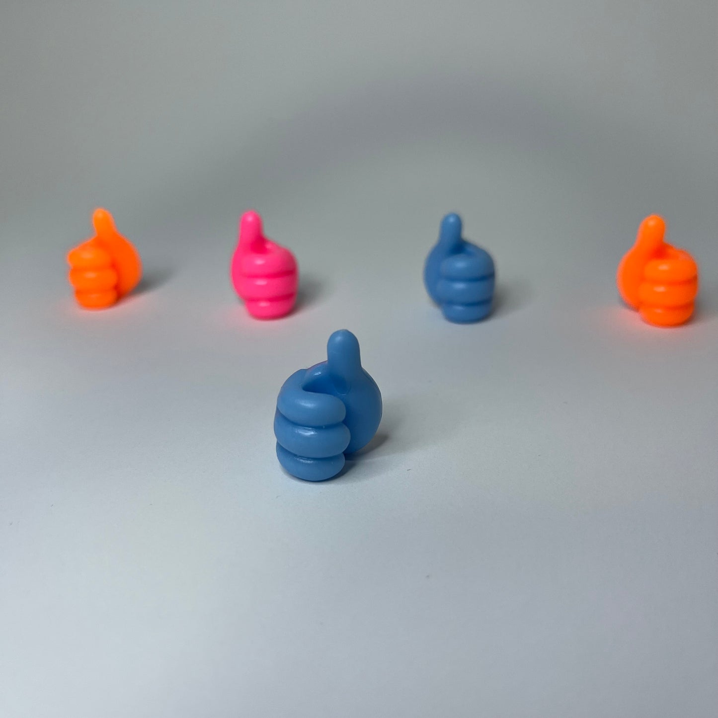 Стилен държач за кабели